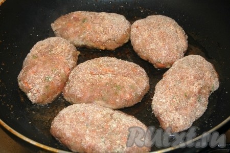 Обжаривать на среднем огне в смеси растительного и сливочного масел.