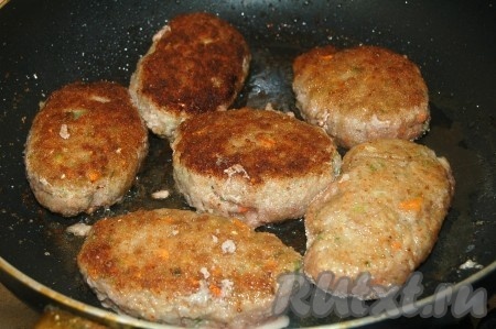 Обжаривать на среднем огне в смеси растительного и сливочного масел.