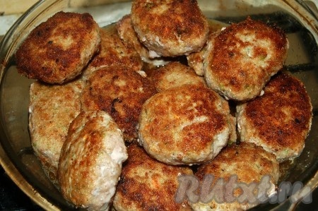 Если обжаривать котлеты в течение 10 минут с каждой стороны, то они будут полностью готовы и их можно будет подавать прямо со сковороды, а если их обжаривать только до румяной корочки, то затем их нужно выложить в огнеупорную форму и отправить в духовку при температуре 180 градусов на 15 минут.