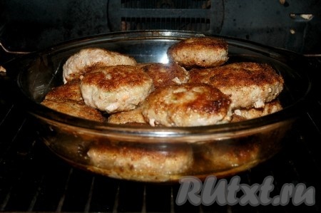 Если обжаривать котлеты в течение 10 минут с каждой стороны, то они будут полностью готовы и их можно будет подавать прямо со сковороды, а если их обжаривать только до румяной корочки, то затем их нужно выложить в огнеупорную форму и отправить в духовку при температуре 180 градусов на 15 минут.