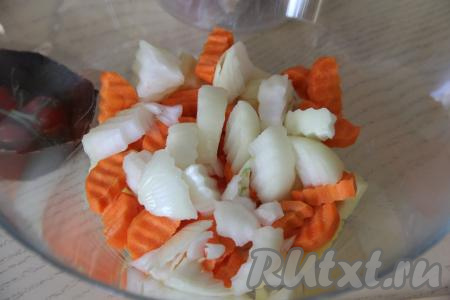 Лук нарезать на средние кусочки, переложить в миску с морковкой и картошкой.