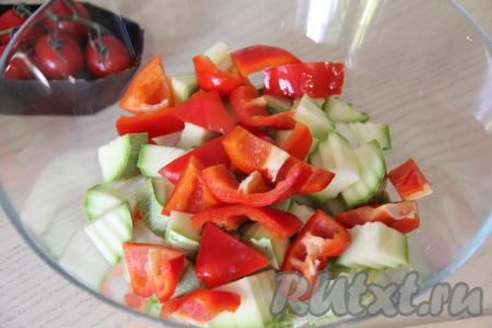 В эту же миску выложить болгарский перец, нарезанный на крупные дольки. Добавить помидор, нарезанный достаточно крупно (я помидор к овощам не добавляла, потому что использовала веточку черри и добавила её в дальнейшем целиком в рукав для запекания).