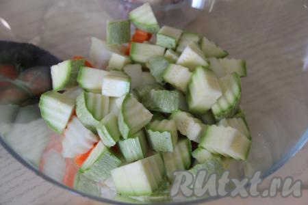 Сюда же выложить кабачок, нарезанный на кусочки примерно такого же размера, как нарезана картошка.