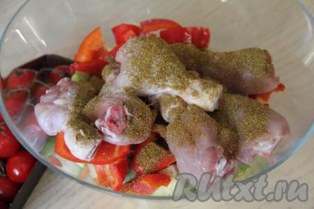 Посолить овощи с курицей по вкусу и добавить специи (у меня - карри).