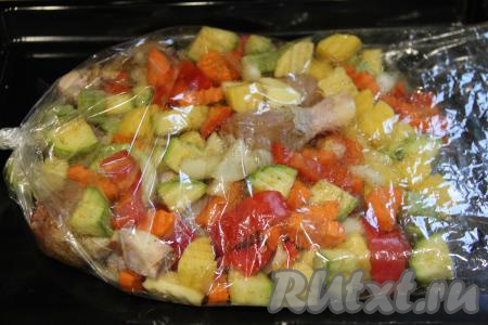 Переложить овощи вместе с куриными ножками в рукав для запекания, влить в него воду.&nbsp;
