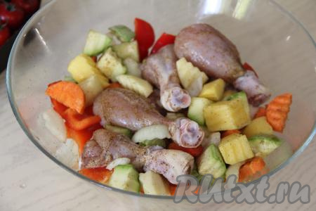 Влить в миску растительное масло и хорошо перемешать овощи с курицей.