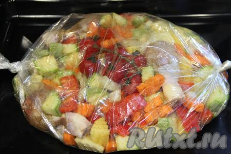 Поверх овощей я выложила веточку черри. Завязать рукав с двух сторон. Переложить рукав на противень. Сделать на поверхности рукава несколько проколов зубочисткой. 