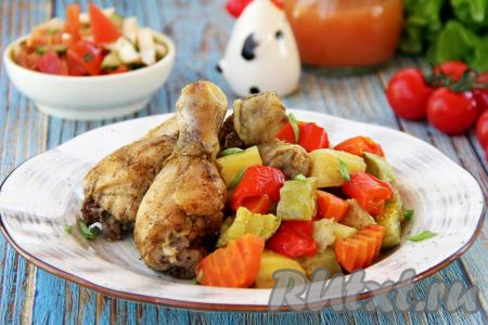 Разложить аппетитные, сочные овощи и мягкие, нежные куриные ножки из рукава по тарелкам и в горячем виде подать наивкуснейшее блюдо к столу.