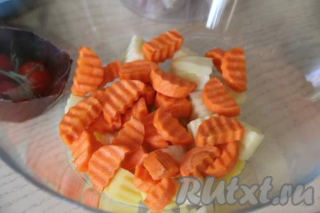 Морковь нарезать на небольшие полукружочки (или кружочки), добавить в миску с картошкой. 