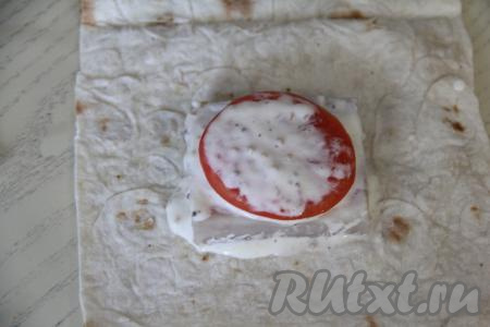 Положить немного заливки поверх помидора.