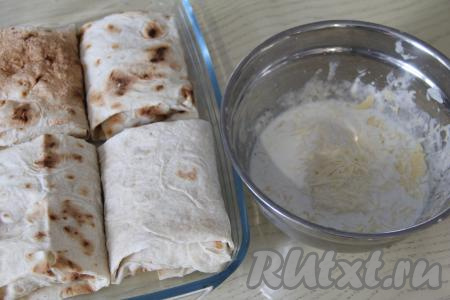 Получится конвертик из лаваша с рыбой внутри.&nbsp;Аналогично сформировать все 4 конвертика с минтаем, выложить их в жаропрочную форму. В оставшуюся заливку добавить сыр, натёртый на крупно тёрке, перемешать. Если заливки получится мало, можно добавить 30-50 миллилитров воды и перемешать заливку.