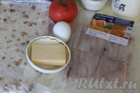 Подготовить продукты для приготовления филе минтая в лаваше в духовке. Филе минтая полностью разморозить при комнатной температуре. Я взяла прессованное филе минтая в брикетах. Помидор вымыть.&nbsp;