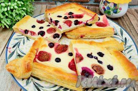 Воздушный пирог из слоёного теста с нежнейшей начинкой из творога и сочных ягод получается очень вкусным и аппетитным, советую попробовать!