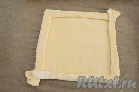 Затем, взяв углы с разрезами, переложить их по диагонали (на противоположную сторону) так, чтобы получился вот такой интересный бортик с каёмочкой, как на фото.