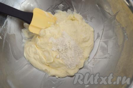 Перемешать творожную массу до однородности лопаткой (или вилкой), всыпать муку.