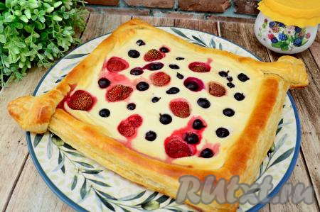 Готовый пирог достать из духовки, дать ему остыть хотя бы в течение 10-15 минут, а затем можно нарезать его на кусочки и угощаться.