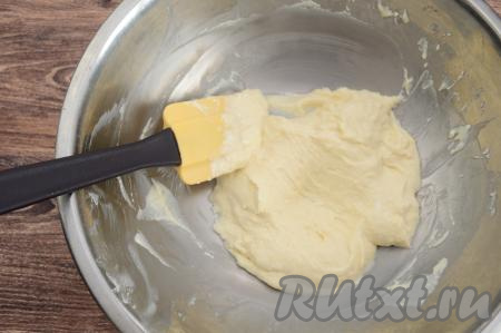 Вмешать полностью муку в творожную массу. Начинка для пирога получится нежной, однородной.