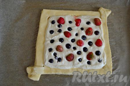 Яйцо в небольшой ёмкости взбить вилкой до однородности. Смазать бортик пирога взбитым яйцом.