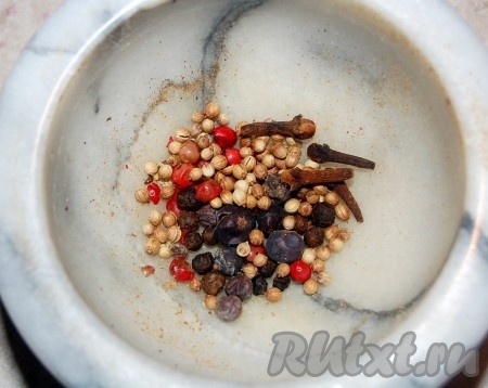 Пока салака просаливается, истолочь в ступке все специи (гвоздику, кориандр, ягоды можжевельника, горошины чёрного и розового перцев).
