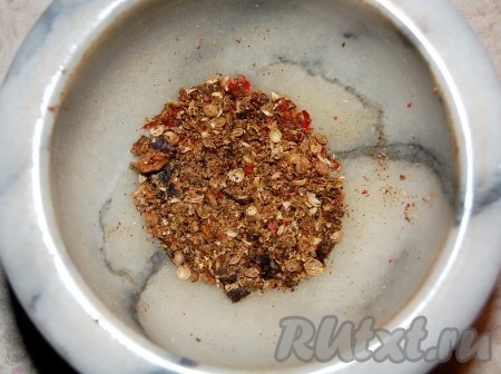 Пока салака просаливается, истолочь в ступке все специи (гвоздику, кориандр, ягоды можжевельника, горошины чёрного и розового перцев).