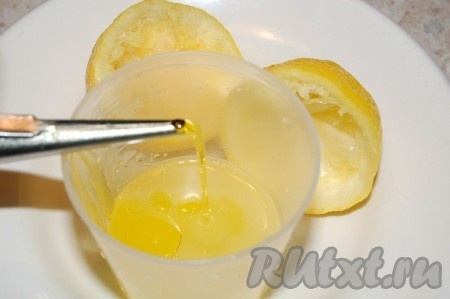 Выжать сок из лимона в стаканчик и добавить в него оливковое масло.
