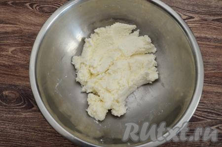 При помощи вилки размять творог, тщательно смешивая его с сахаром.&nbsp;