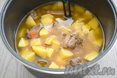 Закрываем мультиварку крышкой, выставляем режим "Тушение" на 1 час. Через час проверяем готовность блюда по картошке. Картофель должен стать достаточно мягким, легко прокалываться ножом. Если картошка твердовата, время приготовления на режиме "Тушение"&nbsp; можно увеличить ещё на 10-15 минут.