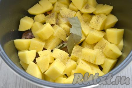 Картофель очищаем, нарезаем на средние кубики, выкладываем в чашу мультиварки, добавляем лавровый лист, по вкусу солим, приправляем специями (я всыпала чёрный молотый перец).&nbsp;