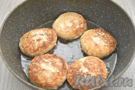 Жарим ореховые сырники примерно по 3 минуты с каждой стороны (до румяной корочки с двух сторон).