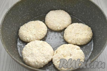 Разогреваем в сковороде растительное масло. Выкладываем в горячее масло сырники из творога с орехами.