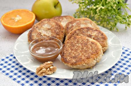 Аппетитные, вкусные, ароматные сырники, приготовленные&nbsp;&nbsp;из творога с орехами, лучше подавать горячими, по желанию, дополнив вареньем, мёдом или сметаной.