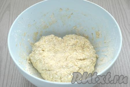 Тесто для сырников с орехами должно получиться липнущим к рукам, но держащим форму, в меру плотным. Если тесто после добавления 2 столовых ложек муки не держит форму, тогда добавьте ещё немного муки.