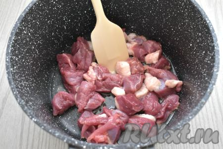 Моем филе утки, обсушиваем, нарезаем на небольшие кусочки, солим, перемешиваем. В казане (или в глубокой сковороде) хорошо разогреваем растительное масло, затем выкладываем кусочки филе утки. Обжариваем утиное мясо на огне выше среднего минут 10, иногда помешивая.