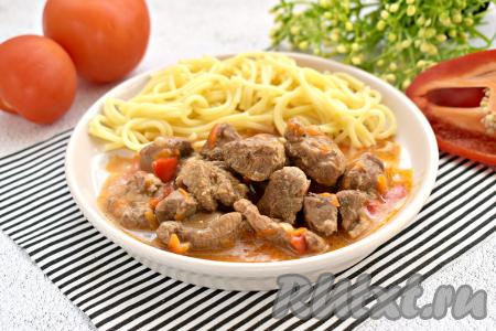 Гуляш из утки готов, он получился сытным, ароматным, в меру густым и очень вкусным, к столу подаём с гарниром (я подала со спагетти).