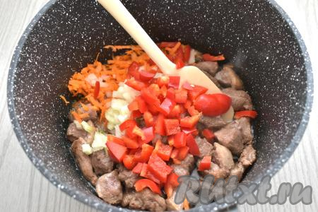 Болгарский перец, очищенный от семян, нарезаем на небольшие кубики и выкладываем к мясу утки вслед за морковкой и луком. Перемешиваем, обжариваем овощи с филе утки 5-6 минут, убавив огонь до среднего, периодически помешивая.