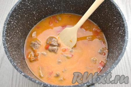 Сметану для этого блюда можно взять любой жирности. В подходящей ёмкости соединяем сметану, томатную пасту и 250 миллилитров воды, перемешиваем получившийся соус. После того как утка протушится 15 минут, добавляем к ней получившийся соус, солим, перемешиваем, даём закипеть. Тушим гуляш под крышкой 10 минут на небольшом огне.