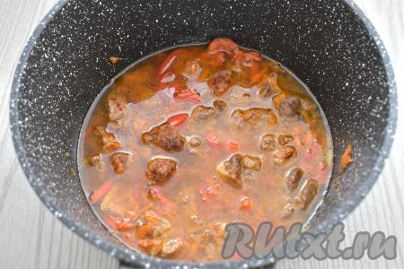 Затем вливаем к утке и овощам 250 миллилитров горячей воды, сдабриваем специями (я использовала паприку и чёрный молотый перец). Даём воде закипеть, после этого тушим на небольшом огне под крышкой 15 минут.