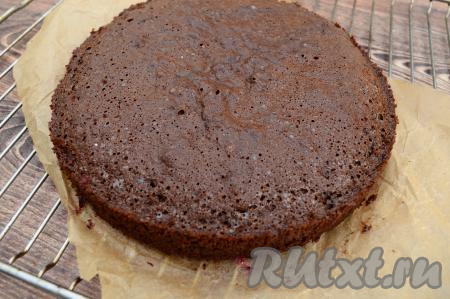 Шоколадный пирог с вишней поставить выпекаться в разогретую до 180 градусов духовку на 40-45 минут. Готовность выпечки можно проверить, проколов сверху сухой деревянной зубочисткой. Если зубочистка останется сухой после прокалывания, значит бисквит готов. Вынуть форму с готовым бисквитным пирогом из духовки. Оставить остывать минут на 5, затем вынуть пирог из формы, переложить на решётку и оставить его до полного остывания.