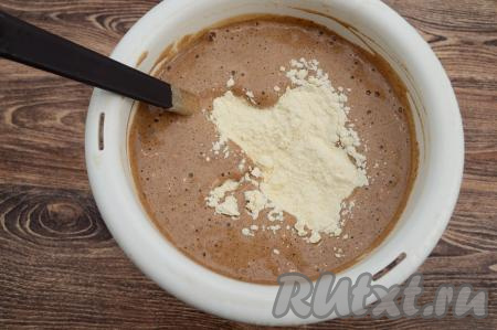 Стараясь не сбить воздушность смеси яиц и кефира, тщательно лопаткой вмешать какао. Затем начать понемногу добавлять в тесто муку, каждый раз тщательно вмешивая её лопаткой, но&nbsp;стараясь сохранить воздушность бисквитного теста.