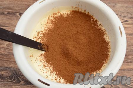 В получившуюся смесь яиц и кефира просеять какао.