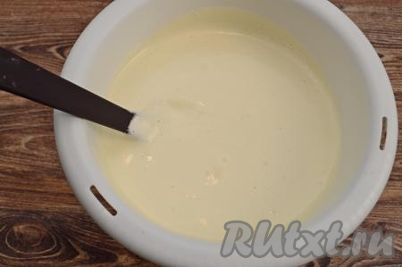 В яйца, взбитые с сахаром, влить смесь кефира и соды, аккуратно перемешать лопаткой.