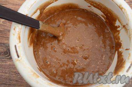 Итоговое тесто для шоколадного пирога должно напоминать сметану средней густоты, оно будет достаточно широкой лентой стекать с лопатки.