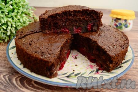 Перед подачей нарезать на части. А вот как выглядит в разрезе наш наивкуснейший шоколадный пирог с вишней. Благодаря тому, что тесто замешивается на кефире с добавлением какао, выпечка получается в меру влажной, пористой, с приятной вишнёвой кислинкой и мегашоколадной. 