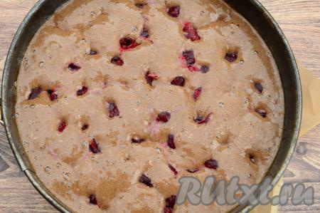 Утопить ягоды, чтобы вишня была совсем немного видна. Во время выпечки ягоды ещё опустятся в тесто.