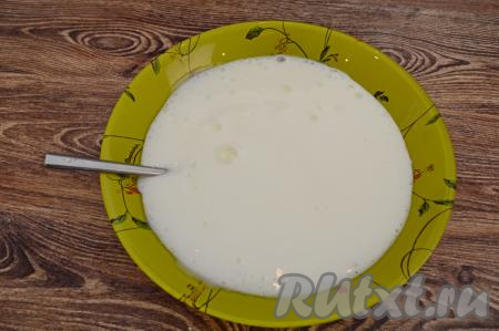 По истечении 3-5 минут сода вступит в реакцию с кефиром. Поэтому кефир покроется пузырьками и увеличится в объёме. Я советую соединять кефир и соду в глубокой тарелке, а не в кружке, так как кефир хорошо увеличится в объёме в процессе гашения соды.