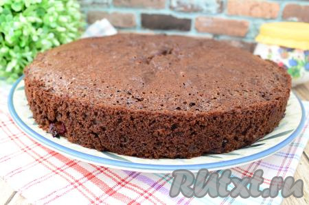 Переложить остывший шоколадно-вишнёвый пирог на плоскую тарелку.