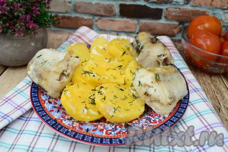 Запечённого в сметане минтая с картошкой достать из духовки и подать к столу в горячем виде. Картофель получается очень вкусным, мягким, а кусочки нежного, сочного минтая прекрасно сочетаются с таким гарниром.