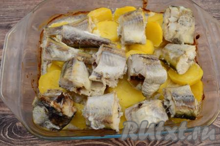 Проверять готовность блюда нужно по картофелю. Готовая картошка будет легко прокалываться ножом. Разные сорта картофеля запекаются различное время. Если через 50 минут картошка не будет готова, рыбу следует вытащить из духовки (она уже будет полностью готова) и продолжить запекать картофель в духовке до готовности.  