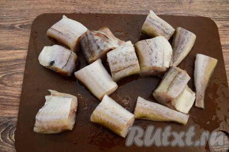 Пока отваривается картошка, подготовить тушки минтая. Разрезать брюшко, удалить внутренности вместе с чёрной плёночкой, хорошо промыть водой. Отрезать все плавники и хвост. Нарезать подготовленного минтая на порционные кусочки.&nbsp;