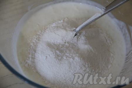 В запенившуюся смесь кефира и соды всыпать половину просеянной муки, соль и разрыхлитель.